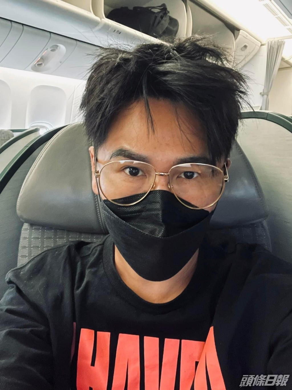 曹格晒自拍照，出Po表示：「原來我們都是人……我以為我是狗狗，哈哈哈。」」